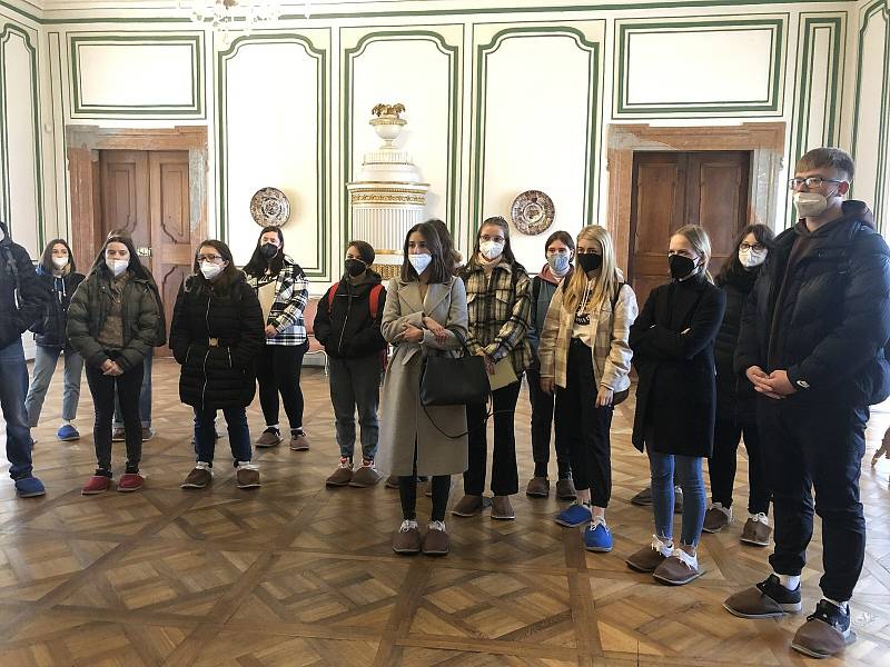 Studenti z Přímky vedli exkurzi do Valtic. Naplňují svou ročníkovou práci.