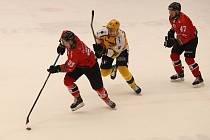 Znojemští hokejisté (červení) vyhráli na ledě Vsetína ve 37. kole Chance ligy 2:1 po samostatných nájezdech.