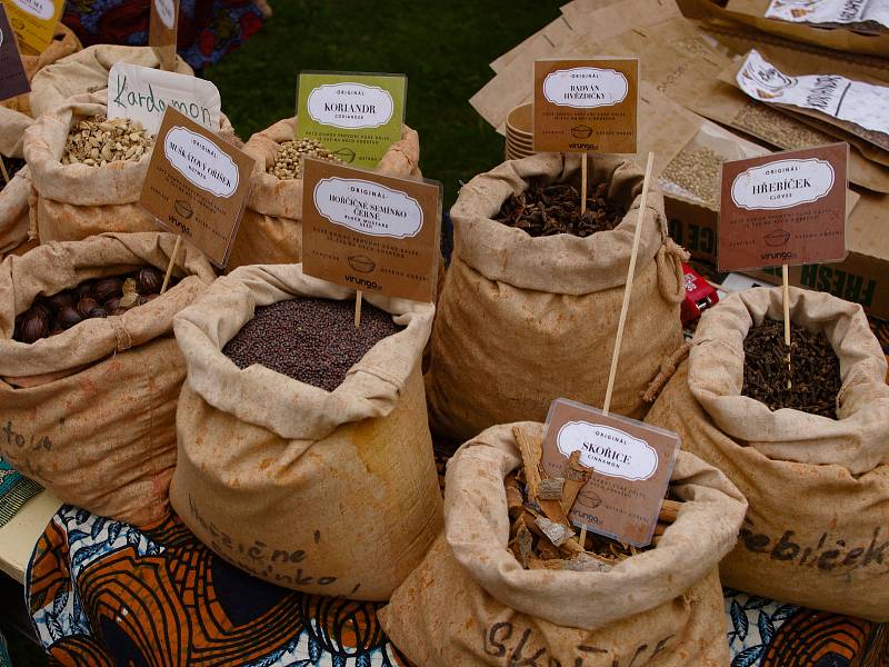 Africký trh s ovocem z Ugandy a dalších zemí přilákal v sobotu do znojemského minoritského kláštera stovky návštěvníků.