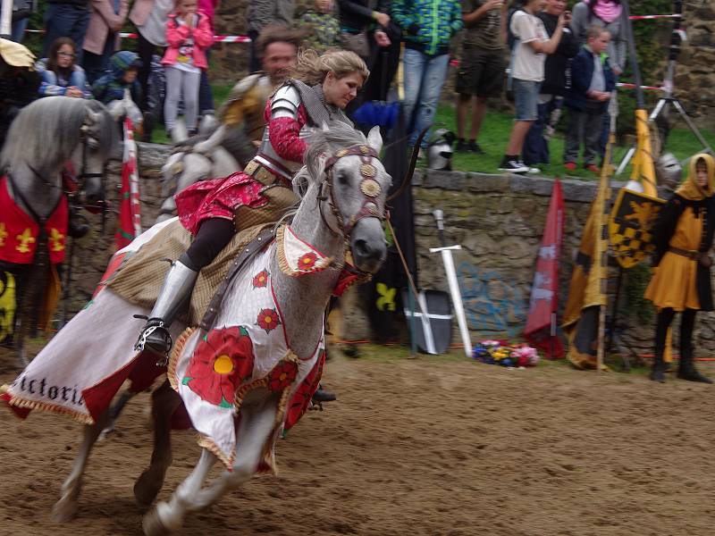 Tradiční Znojemské historické vinobrani ovládlo v pátek centrum města. U hradeb v Horním parku se opět konal jízdní rytířský turnaj.