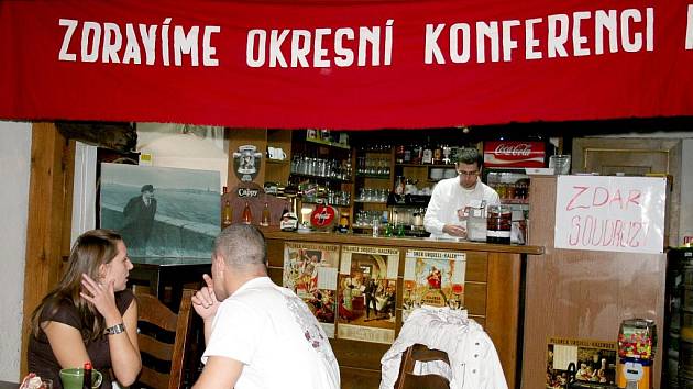 Recesí si dobu před listopadem 1989 připomněli provozovatelé jevišovické restaurace Sýpka.