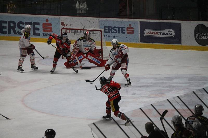 Znojemští hokejisté nezvládli ani druhý domásí zápas a po porážce 3:6 tak prohrávají v sérii s Klagenfurtem 1:2.