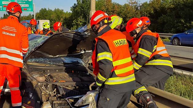Ve středu krátce po sedmé hodině ráno došlo na 197 kilometru dálnice D1 ve směru na Ostravu poblíž brněnských Ivanovic ke střetu nákladního a osobního auta. Jeho řidiče museli ze zdemolovaného vozu vyprostit hasiči.