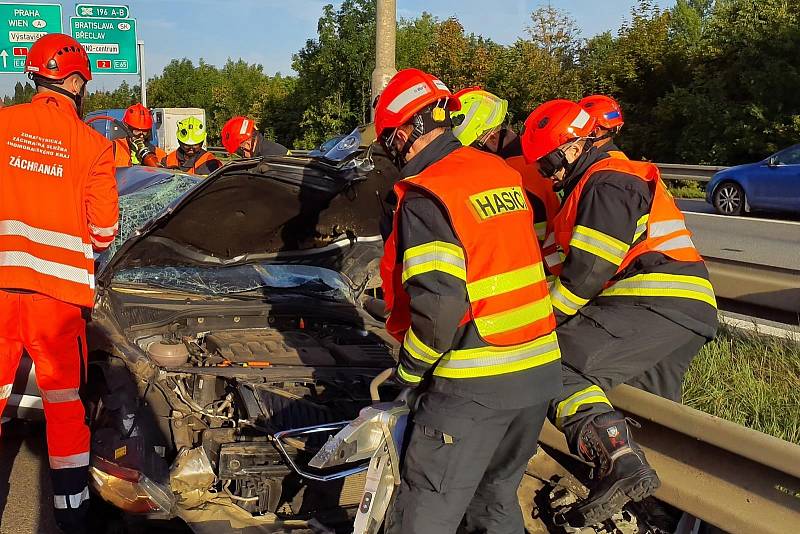 Ve středu krátce po sedmé hodině ráno došlo na 197 kilometru dálnice D1 ve směru na Ostravu poblíž Brněnských Ivanovic ke střetu nákladního a osobního auta. Jeho řidiče museli ze zdemolovaného vozu vyprostit hasiči.