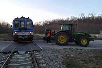 Srážka osobního vlaku s traktorem s přívěsem u Olbramovic na trati mezi Rakšicemi a Miroslaví.