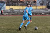 Třetiligoví fotbalisté Znojma (modří) prohráli ve druhém kole jara na pažitu Velkého Meziříčí 0:3.