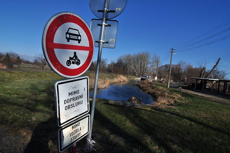 Neobvyklé upozornění se nechtěně podařilo umístit stavbařům ve Cvrčovicích v ulici u splavu. Místo stavby varuje před svatbou.