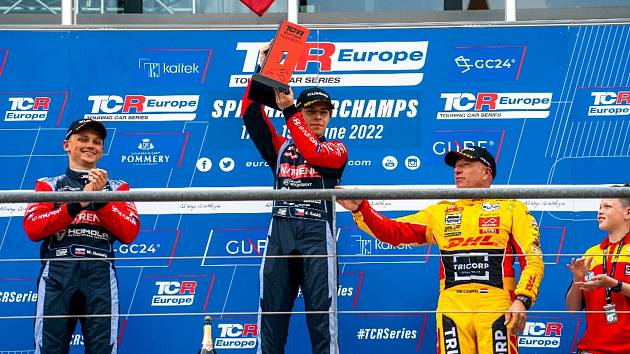 Mladý pilot ze Znojemska Jáchym Galáš dosáhl svého prvního triumfu v sérii TCR Europe na slavém okruhu ve Spa Francochamps.