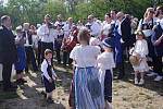 Spolek přátel Hroznové kozy v pestrém průvodu vynesl Hroznového kozla do vinic.