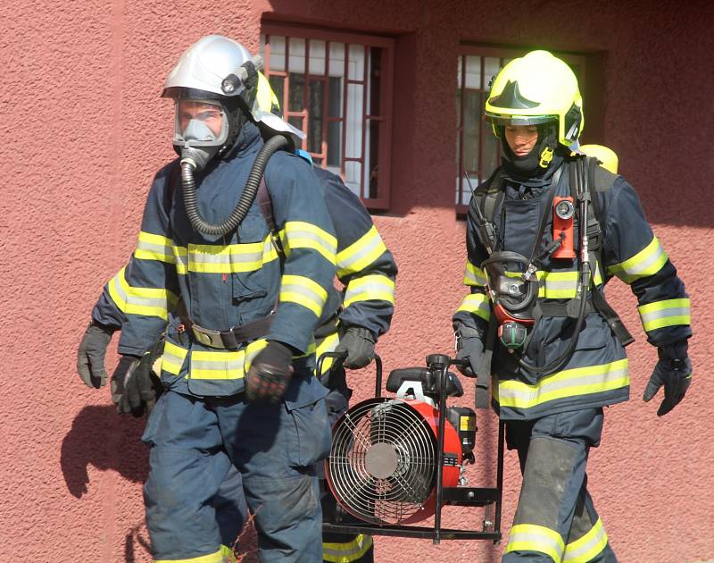 V posledním patře osmipatrového panelového domu v ulici Dukelských bojovníků ve Znojmě hořelo. V pátek 31. března.