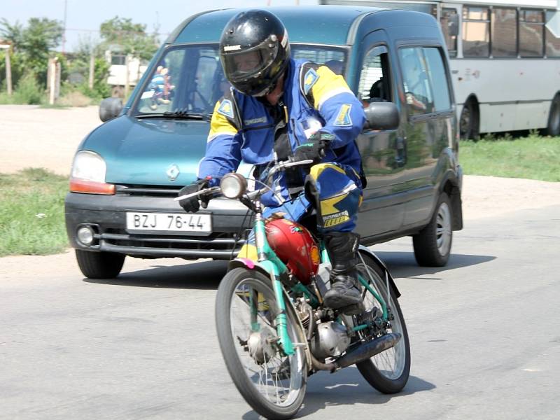 Téměř šest desítek majitelů i majitelek mopedů značky Stadion se sešlo na šestém ročníku dobšického Moped Cupu.