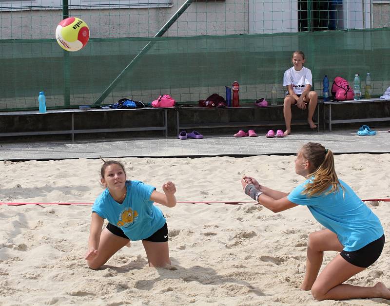 V sérii turnajů Beach open Znojmo 2018 se utkaly dvojice dívek do sedmnácti let.