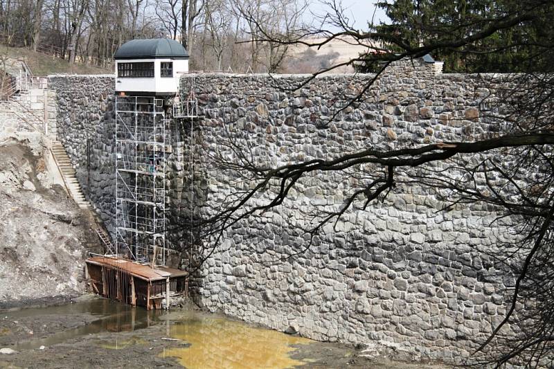 Čištění jevišovické přehrady pokračuje v těchto dnech opravou zpevňujících zdí i samotné hráze. Hotovo má být do konce dubna.