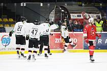 Znojemští hokejisté (bílí) v rámci 38. kola Chance ligy porazili na domácím ledě B-tým Pardubic 3:2.