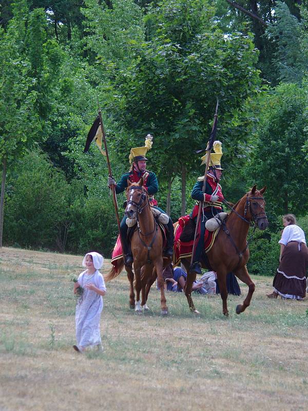 Na tři sta příznivců vojenské historie v rakouských a francouzských uniformách předvedlo ukázky z napoleonské bitvy u Znojma v roce 1809.