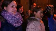 Před základní školou v Olbramovicich se sešlo více než sto lidí, aby si s Deníkem zazpívali koledy.