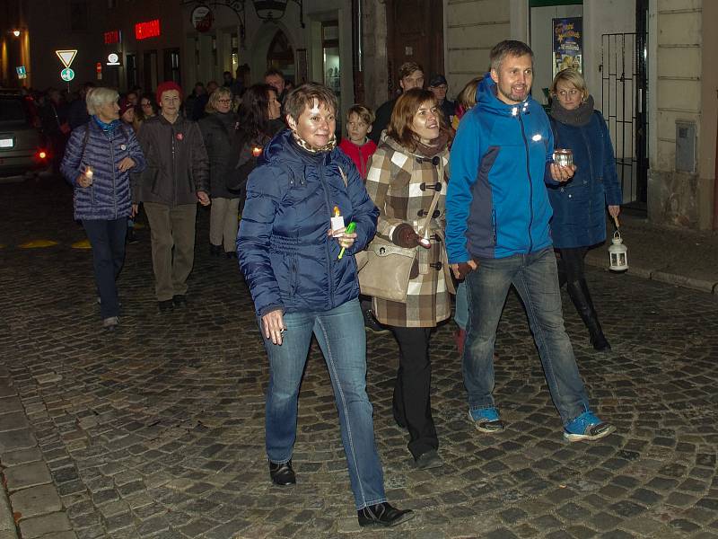 Třicet let svobody si v neděli v podvečer ve Znojmě připomělo na tisíc účastníků shromáždění na Komenského náměstí.