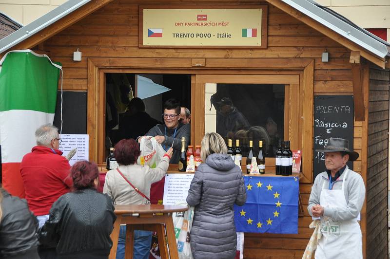 Dvoudenní přehlídku gastronomie spřátelených měst nabídlo v pátek a sobotu znojemské Horní náměstí. Součástí akce byl i kulturní program.