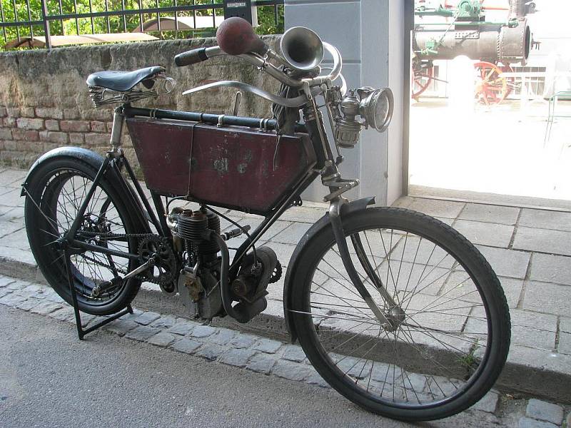 Libor Marčík přijel do Znojma na historickém motocyklu z roku 1904.