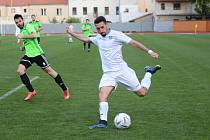 Fotbalisté Znojma (bílí) vyhráli 2:0 nad týmem Vrchoviny ve 27. kole MSFL.