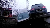 Dvě osobní auta se srazila ve čtvrtek ráno na křižovatce mezi Kravskem a Žerůtkami na silnici číslo I/38.