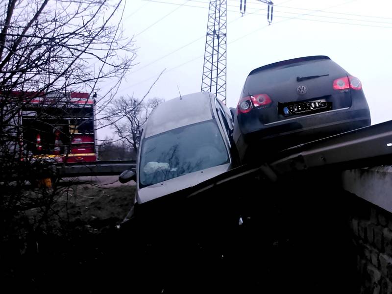 Dvě osobní auta se srazila ve čtvrtek ráno na křižovatce mezi Kravskem a Žerůtkami na silnici číslo I/38.