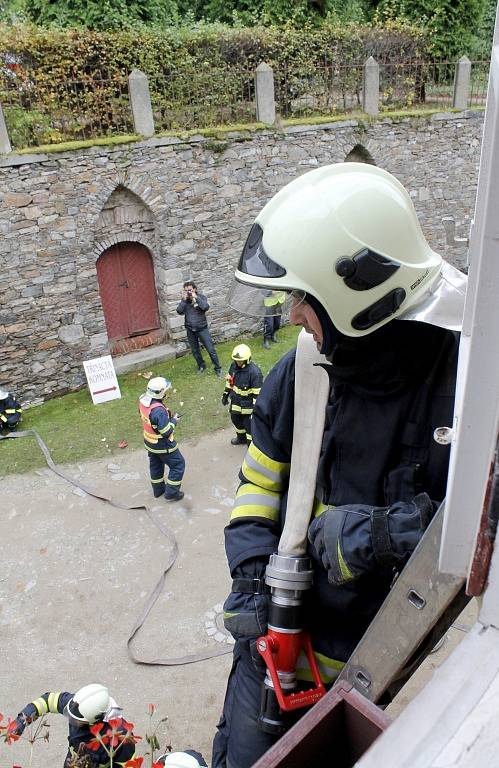 Největší požární cvičení za posledních pětadvacet let měli hasiči ze Znojemska na hradě Bítov. Simulovaný oheň vzplanul v historické kuchyni severního křídla, která se občas využívá k ukázkám středověkého vaření.