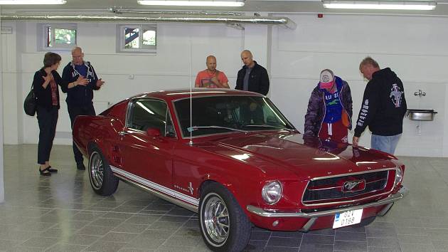 Za milion a deset tisíc korun prodal finanční úřad v dražbě Ford Mustang z roku 1967.