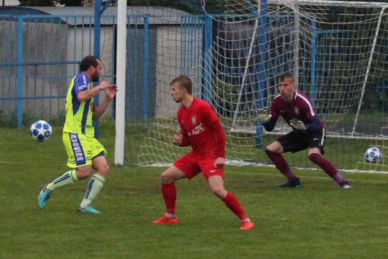 Fotbalisté divizních Tasovic ve středu na domácím pažitu porazili Lanžhot 2:1.