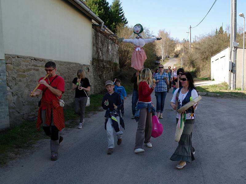 K rozloučení se zimou a přivítání jara podle starodávných obyčejů pozval své přátele znojemský cestovatel Bronislav Mikulášek s rodinou.