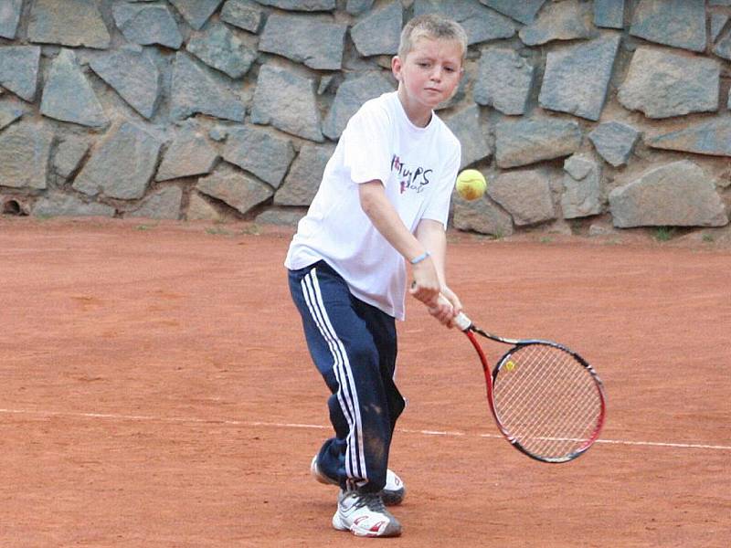 Tenisový klub ve čtvrtek uspořádal pro nejmenší okresní přebor v baby tenise. V sychravém počasí dorazilo na antukové dvorce osm tenistů.