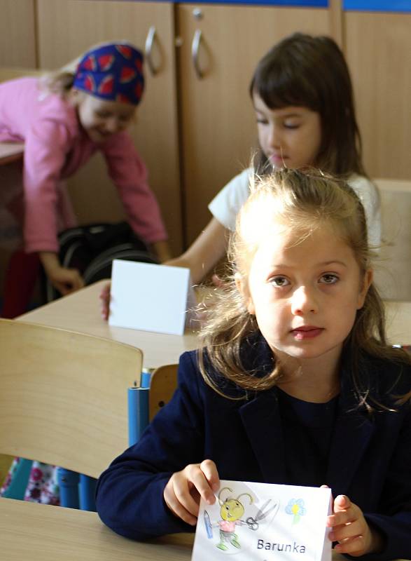 Do základní školy ve znojemské ulici Mládeže přišlo 62 prvňáků, kteří navštěvují tři třídy.