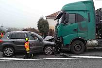Čelní střet osobního auta a kamionu zablokoval v úterý ráno silnici I/38 v obci Vranovská Ves.