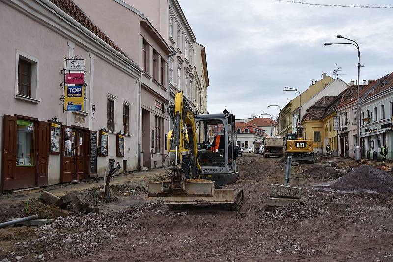 Nové chodníky, komunikace i veřejné osvětlení. Znojemští investují do oprav přes čtyřicet milionů korun. Na snímku Horní Česká.