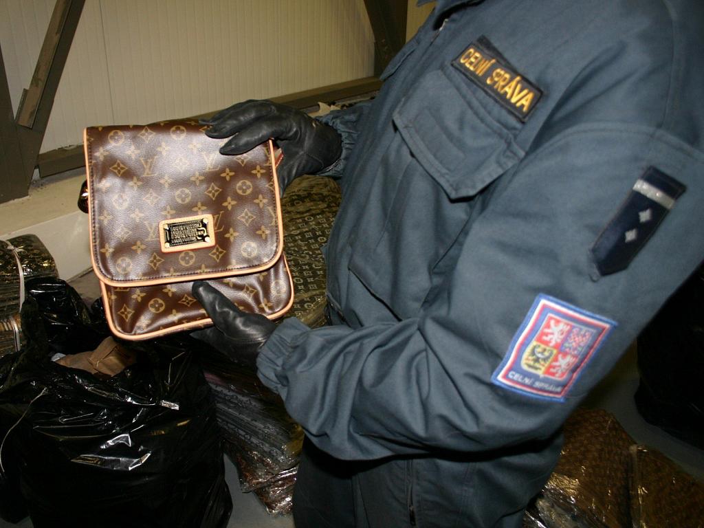 Celníci zadrželi tři tisíce padělků kabelek - Znojemský deník