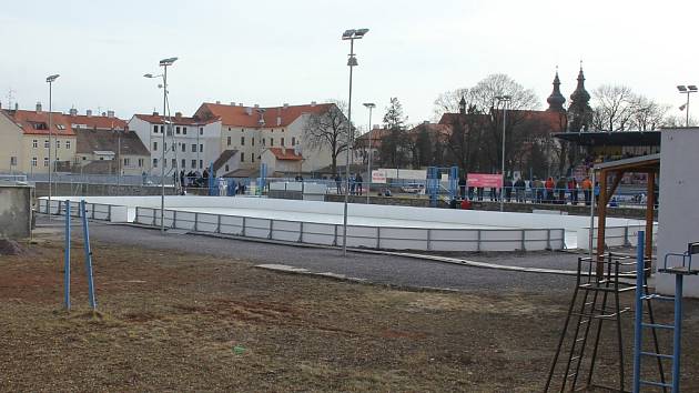 Kluziště ve sportovním areálu v Horním parku.