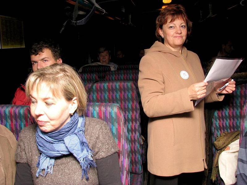 Podpořit hlasování pražských zastupitelů o setrvání Slovanské epopeje v Moravském Krumlově vyrazily z jihu Moravy tři autobusy. 