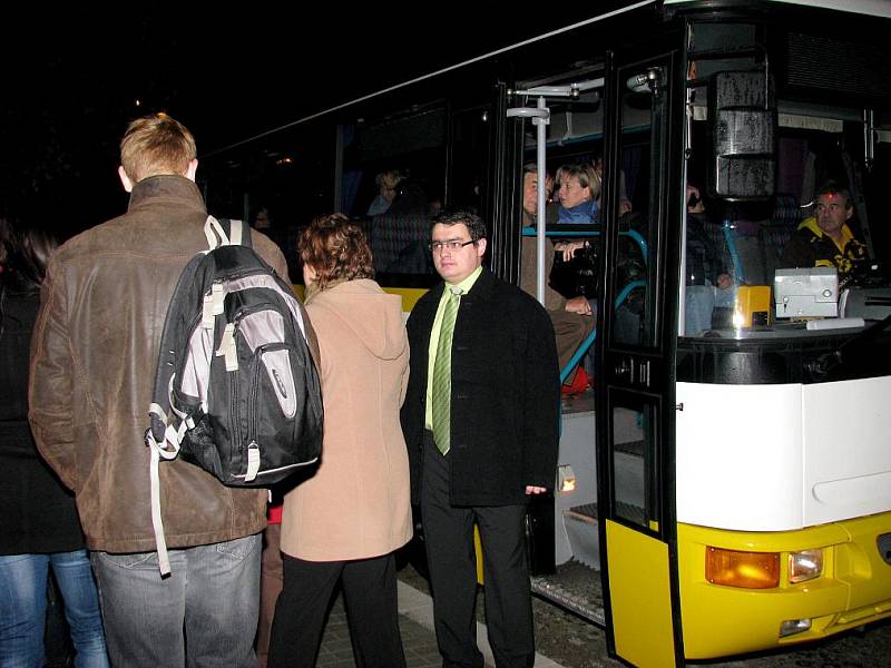 Podpořit hlasování pražských zastupitelů o setrvání Slovanské epopeje v Moravském Krumlově vyrazily z jihu Moravy tři autobusy. 
