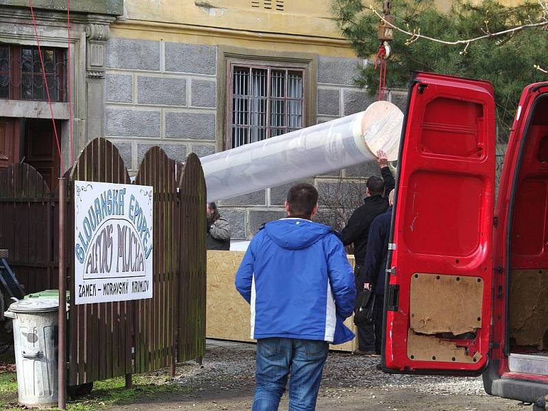 Pět pláten Slovanské epopeje odvezla Galerie hlavního města