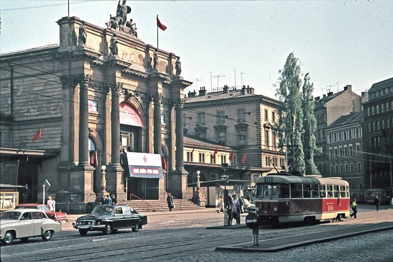 Praha Severozápadní nádraží (Těšnov) - km 338 + 34 - jedna z nejkrásnějších staničních budov musela za normalizace ustoupit stavbě magistrály. Poskytl Jiří Kacetl