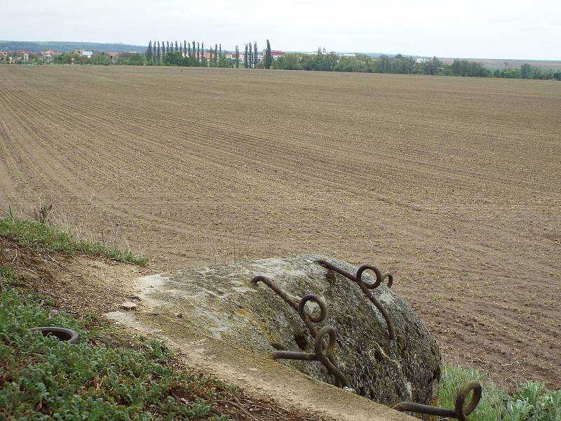 Řopík číslo 434 stojí necelý kilometr  severně od Chvalovic, asi 200 metrů vlevo od silnice E-59 směrem na Znojmo uvnitř zemědělského lánu.