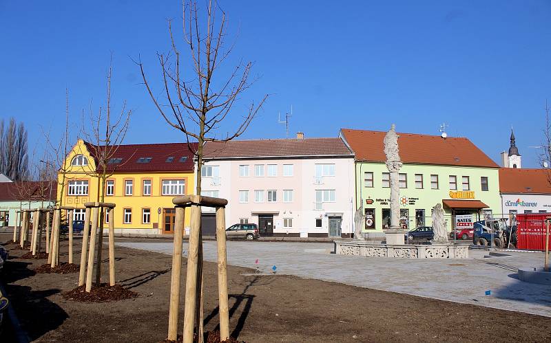 Do finále míří rekonstrukce náměstí v Hrušovanech nad Jevišovkou. Po nové dlažbě se lidé budou procházet zřejmě už na konci února.