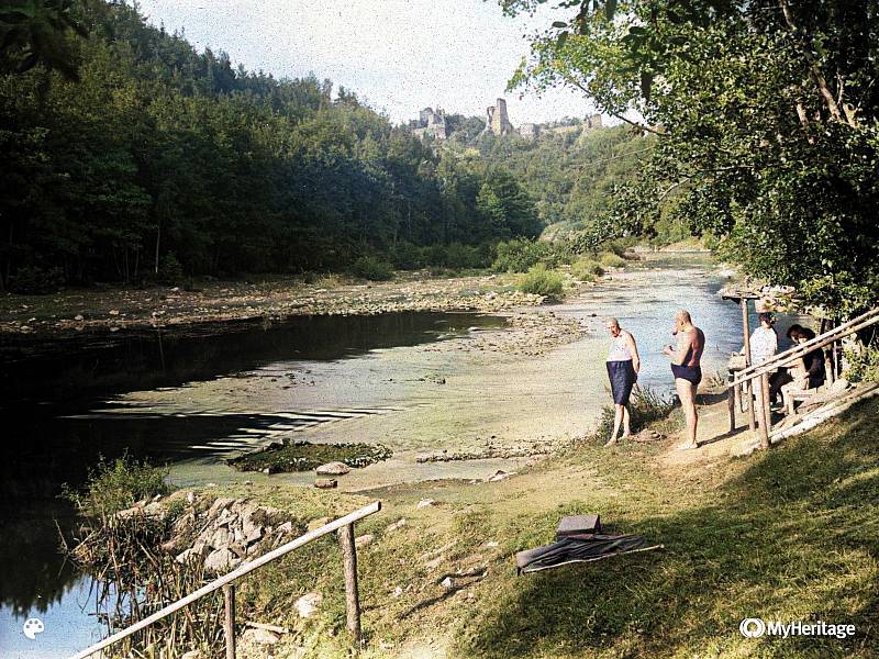 Barevnou procházku údolím Dyje nad Vranovem nad Dyjí, z dob před dostavěním přehrady, nabízí historické kolorované fotky ze sbírky Lubora Durdy.