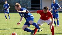 Fotbalisté Moravského Krumlova (v modrém) remizovali 1:1 v sobotním zápase krajského přeboru s Boskovicemi.