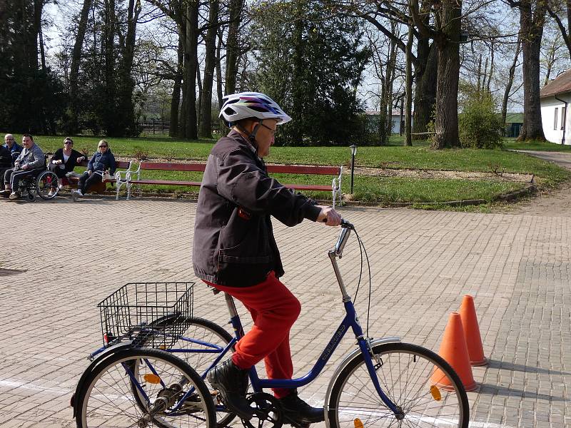 Cyklo open na zámku v Břežanech.