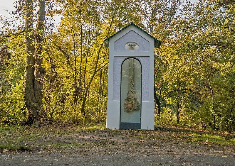 Zastavení Podyjské glyptotéky Lubo Krista, kaplička u Janohradu, je už opravená po škodách způsobených letní bouří.