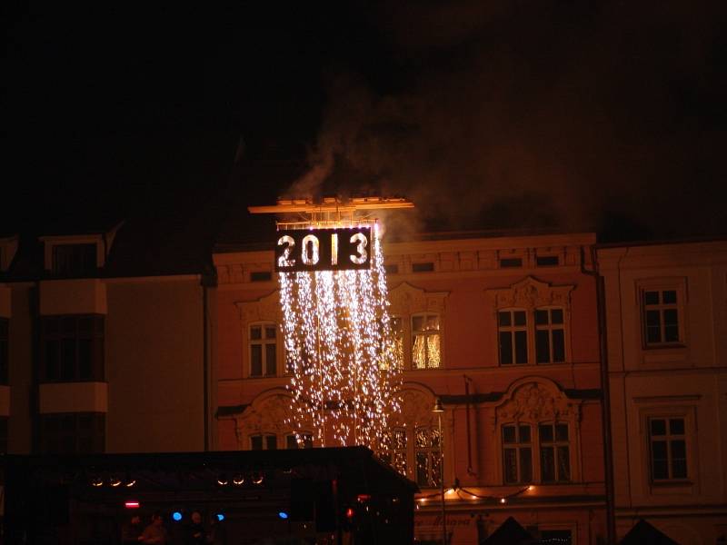 Několik stovek lidí přišlo přivítat začátek roku 2013 na Horní náměstí ve Znojmě. Po půlnoci rozzářil oblohu slavnostní ohňostroj. Slavnostní novoroční ohňostroj mohli tradičně sledovat i lidé v Miroslavi na Znojemsku.