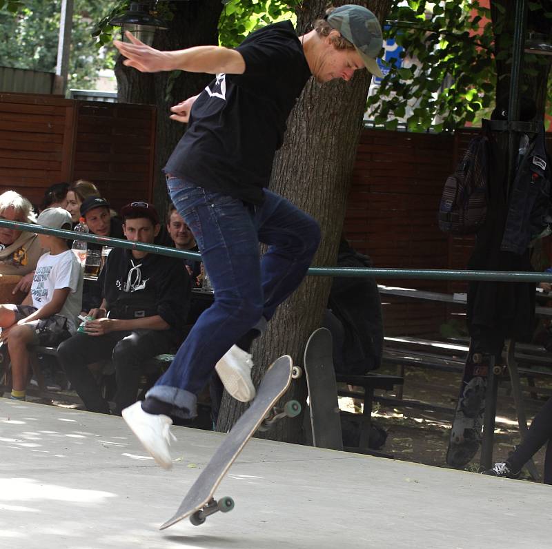 Šestý ročník skateboardových závodů se koná tradičně na zahrádce znojemské pivnice Na Statku.