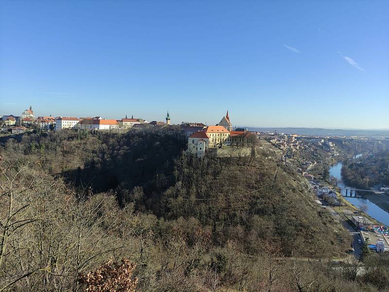 Zimní procházka Hradištěm. Pohled na Znojmo od kostela sv. Antonína Paduánského. Nádhera! Samozřejmě v popředí znojemský hrad přestavěný na zámek, za ním Svatý Mikuláš, radniční věž a pod nimi údolí řeky Dyje.