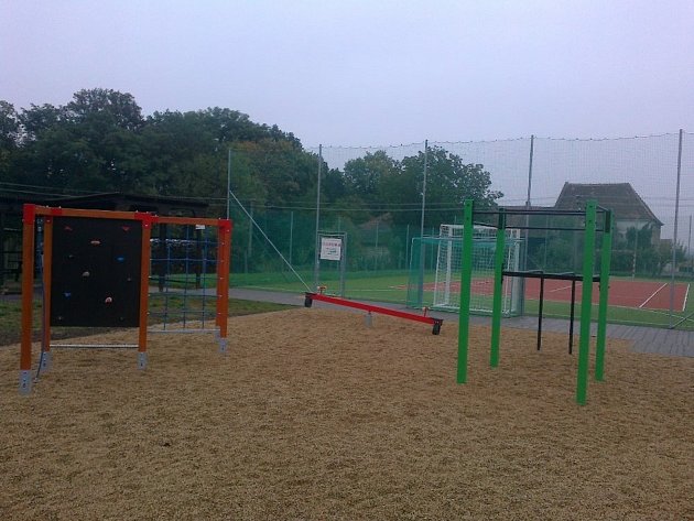 Workoutové prvky najdou Vémysličtí na školním hřišti. 